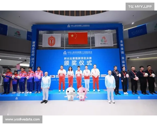 男子团体颁奖仪式，广东队老将相拥庆祝八连冠