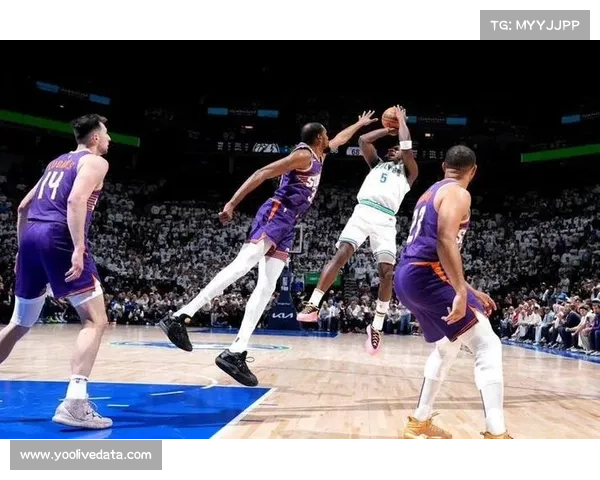 篮网主场击败公牛,克拉克斯顿28分10篮板统治内线